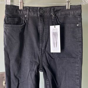 New With Tags Forever 21 sculpted high rise skinny size 27. Black, stretchy.